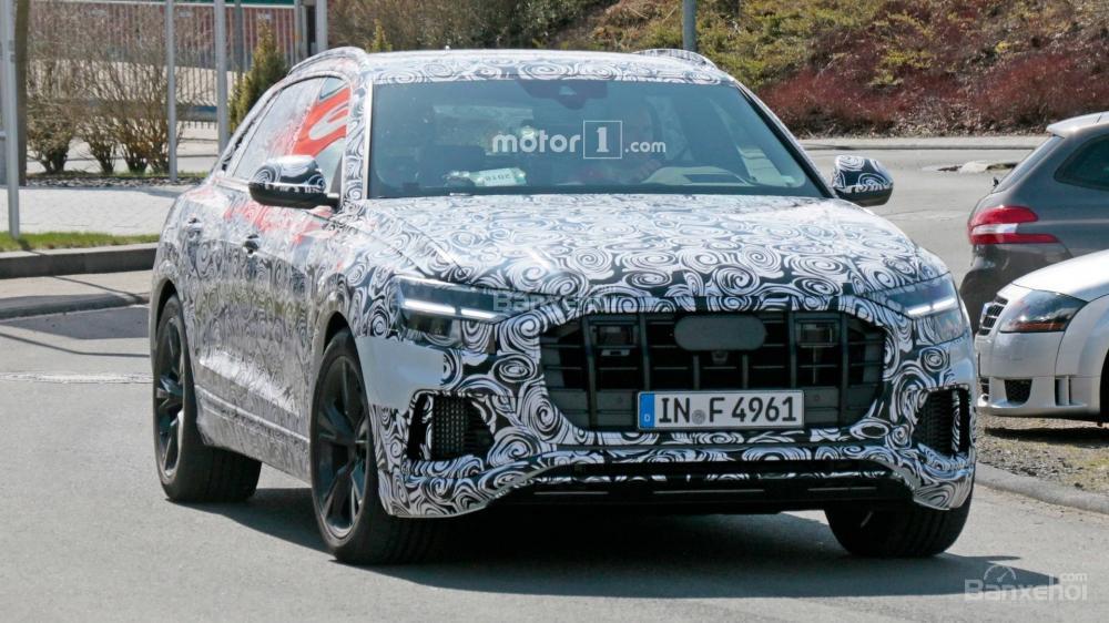 Audi RS Q8 lộ dáng lần đầu, tung tăng lăn bánh